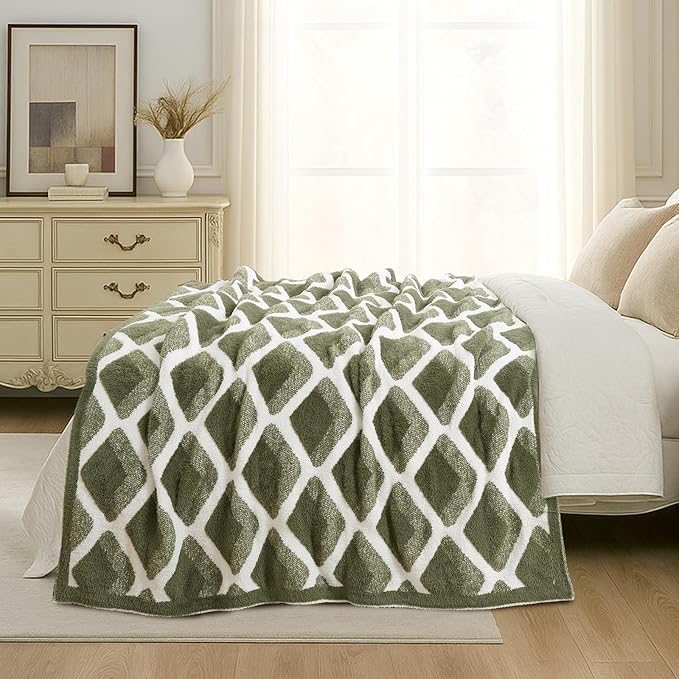 Amélie Home Checkered Throw Blanket for Couch Bed Sofa, Reversible Ultra Soft Cozy Warm Blanket for Living Room Bedroom, 50" x 60", Diamond Green