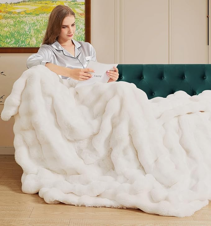 Light Beige Cozy Faux Fur Throw Blanket for Living Room Bedroom 50x60 Thick Ultra Soft Aesthetic Fuzzy Throw Blanket Fluffy Furry Bed Comforter Home Decor 860 GSM