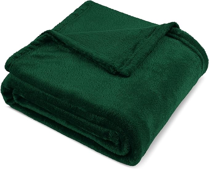 PAVILIA Emerald Green Fleece Throw Blanket for Couch, Dark Green Forest Super Soft Fuzzy Flannel Throw for Sofa, Luxury Plush Microfiber Bed Blanket, Cozy Home Decorative Velvet Gift Blanket, 50x60