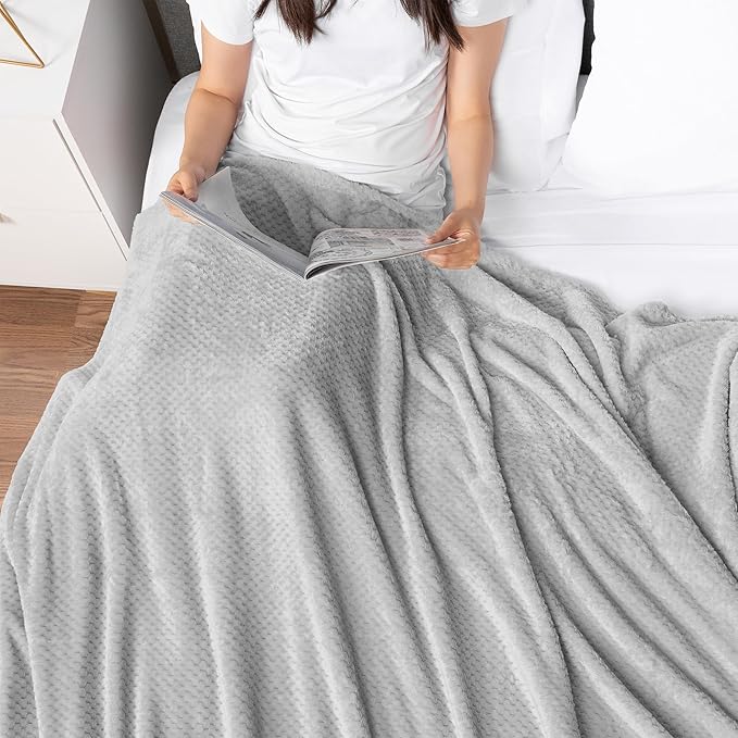 PAVILIA Light Gray Throw Blanket for Couch Bed, Soft Fleece Throws for Sofa Chair, Fuzzy Waffle Textured Blanket, Cozy Warm Lightweight All Season Blanket Throw, 50x60