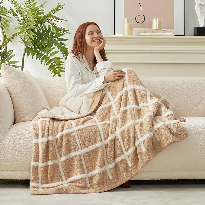 Amélie Home Cable Knit Throw Blanket for Couch, Bicolour Super Soft Fuzzy Blanket for Sofa, Luxury Cozy Fluffy Throw for Room Decor, 50" x 60", Plaid Beige