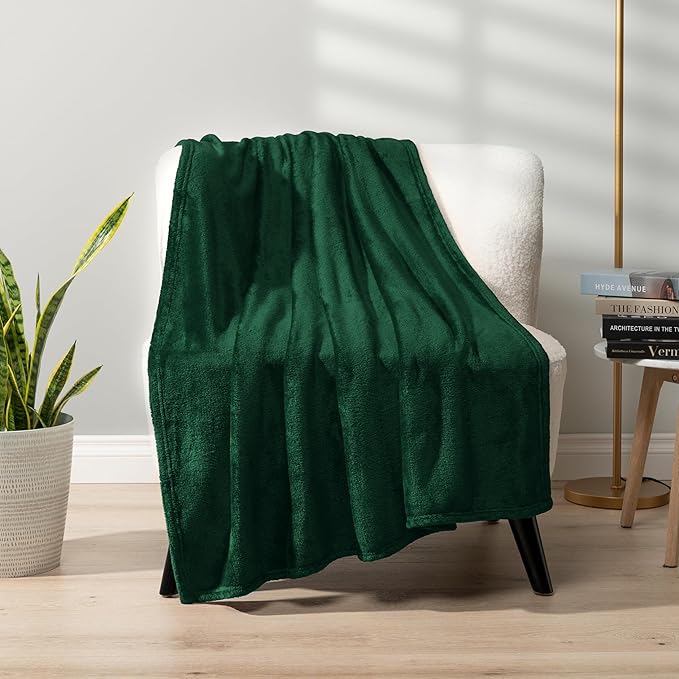 PAVILIA Emerald Green Fleece Throw Blanket for Couch, Dark Green Forest Super Soft Fuzzy Flannel Throw for Sofa, Luxury Plush Microfiber Bed Blanket, Cozy Home Decorative Velvet Gift Blanket, 50x60