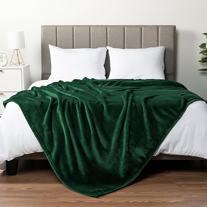 PAVILIA Emerald Green Fleece Throw Blanket for Couch, Dark Green Forest Super Soft Fuzzy Flannel Throw for Sofa, Luxury Plush Microfiber Bed Blanket, Cozy Home Decorative Velvet Gift Blanket, 50x60