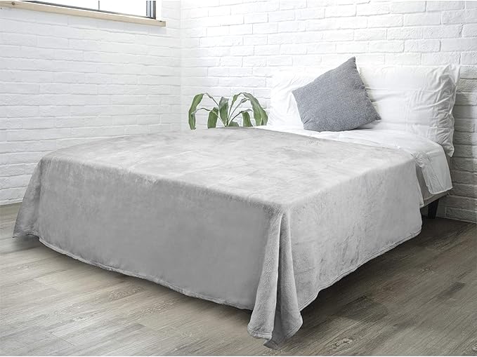 PAVILIA Light Grey Fleece Bed Blanket King Size, Silver Super Soft Fuzzy Flannel Throw for Couch Sofa, Luxury Plush Microfiber Large Throw Blanket King Bed, Home Cozy Velvet Gift Blanket, 90x108