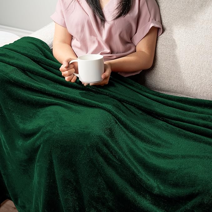 PAVILIA Emerald Green Fleece Throw Blanket for Couch, Dark Green Forest Super Soft Fuzzy Flannel Throw for Sofa, Luxury Plush Microfiber Bed Blanket, Cozy Home Decorative Velvet Gift Blanket, 50x60
