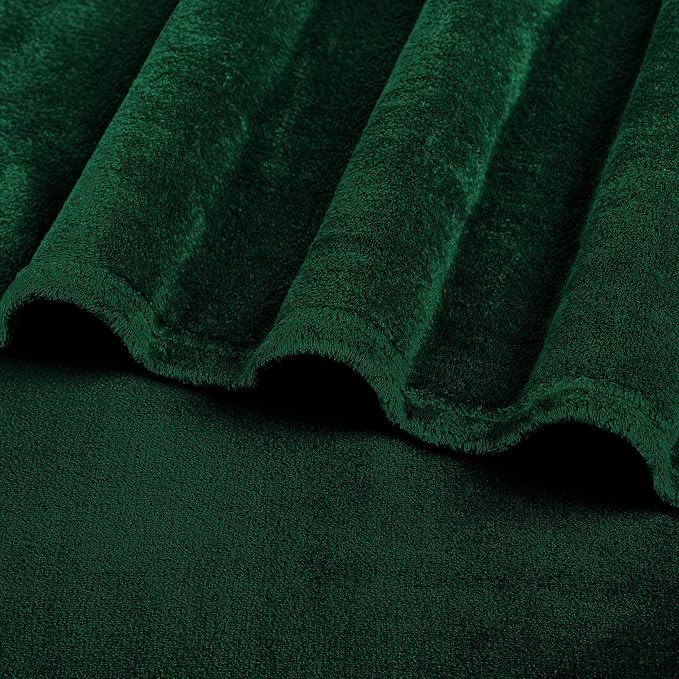 PAVILIA Emerald Green Fleece Throw Blanket for Couch, Dark Green Forest Super Soft Fuzzy Flannel Throw for Sofa, Luxury Plush Microfiber Bed Blanket, Cozy Home Decorative Velvet Gift Blanket, 50x60